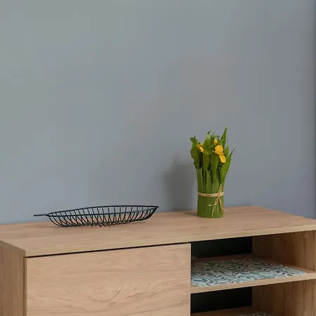 One Bedroom In With Bathtub And 2 Desks For Remote Work By Renters Posen