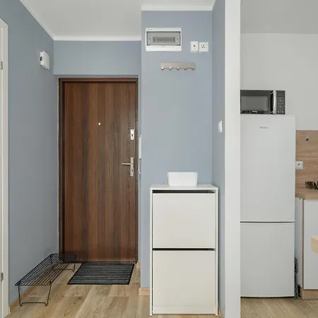 One Bedroom In With Bathtub And 2 Desks For Remote Work By Renters Apartment Posen