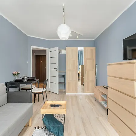 One Bedroom In With Bathtub And 2 Desks For Remote Work By Renters Posen