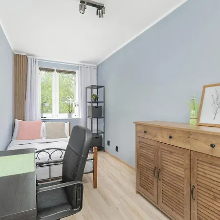 One Bedroom In With Bathtub And 2 Desks For Remote Work By Renters *