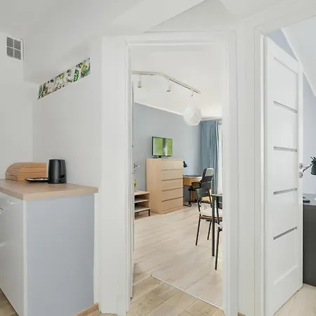 One Bedroom In With Bathtub And 2 Desks For Remote Work By Renters Apartment *