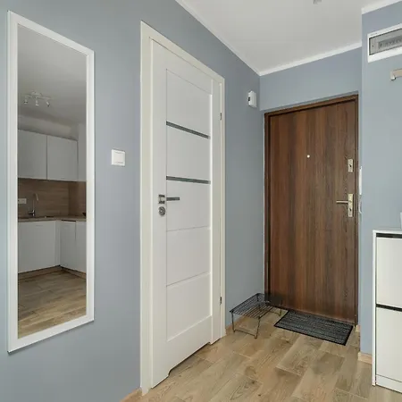 Apartment One Bedroom In With Bathtub And 2 Desks For Remote Work By Renters *