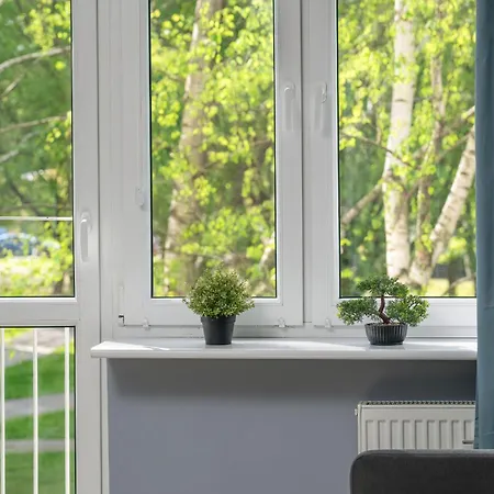 One Bedroom In With Bathtub And 2 Desks For Remote Work By Renters * Posen