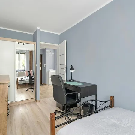 Apartment One Bedroom In With Bathtub And 2 Desks For Remote Work By Renters Posen